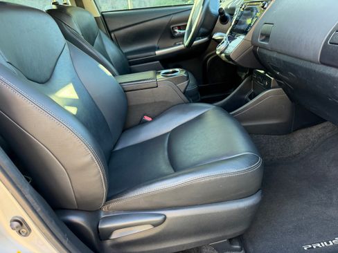 Used 2017 Toyota Prius V Four w/ Carpet Mat Package FWD image 6