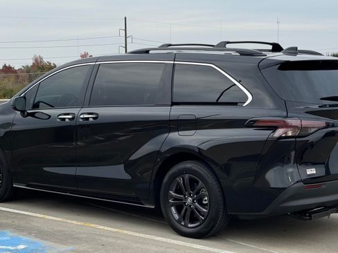 Used 2024 Toyota Sienna XLE Woodland Edition image 2