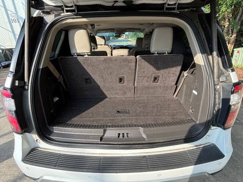 Used 2018 Ford Expedition Limited RWD image 17
