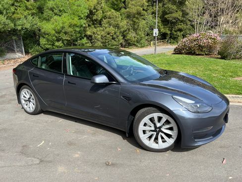 Used 2023 Tesla Model 3 Standard Range image 9