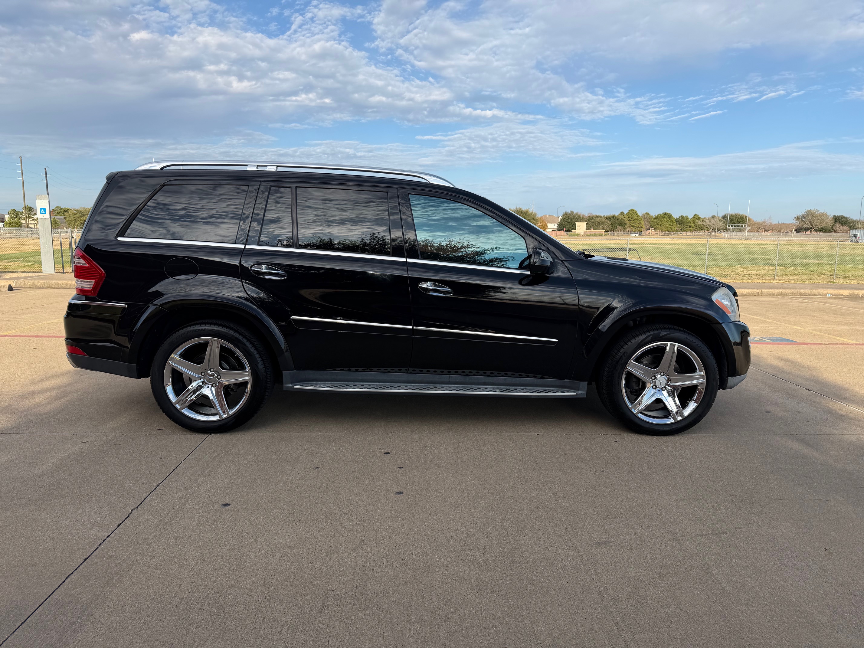 Used 2010 Mercedes-Benz GL 550 4MATIC image 4