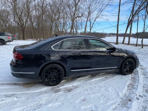 Used 2017 Volkswagen Passat 1.8T R-Line w/ R-Line Lighting Package image 8