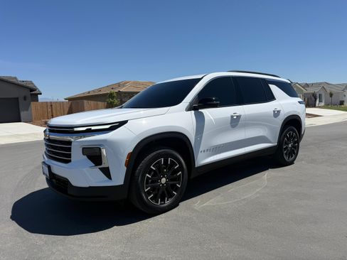 Used 2026 Chevrolet Traverse LT w/ Sun and Wheel Package FWD image 2