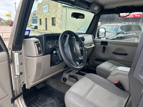 Used 2005 Jeep Wrangler Unlimited Rubicon w/ Sahara Edition Group image 19