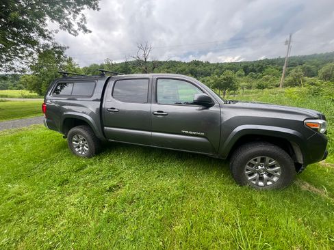 Used 2017 Toyota Tacoma SR5 w/ Tow Package AWD/4WD image 2