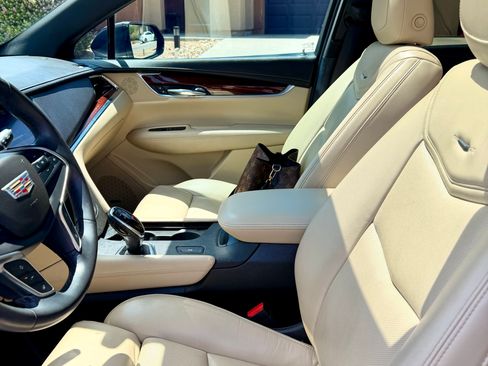 Used 2017 Cadillac XT5 Luxury w/ Driver Awareness Package FWD image 12