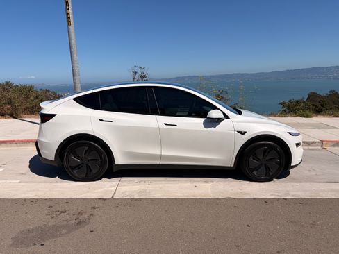Used 2026 Tesla Model Y Long Range RWD image 27