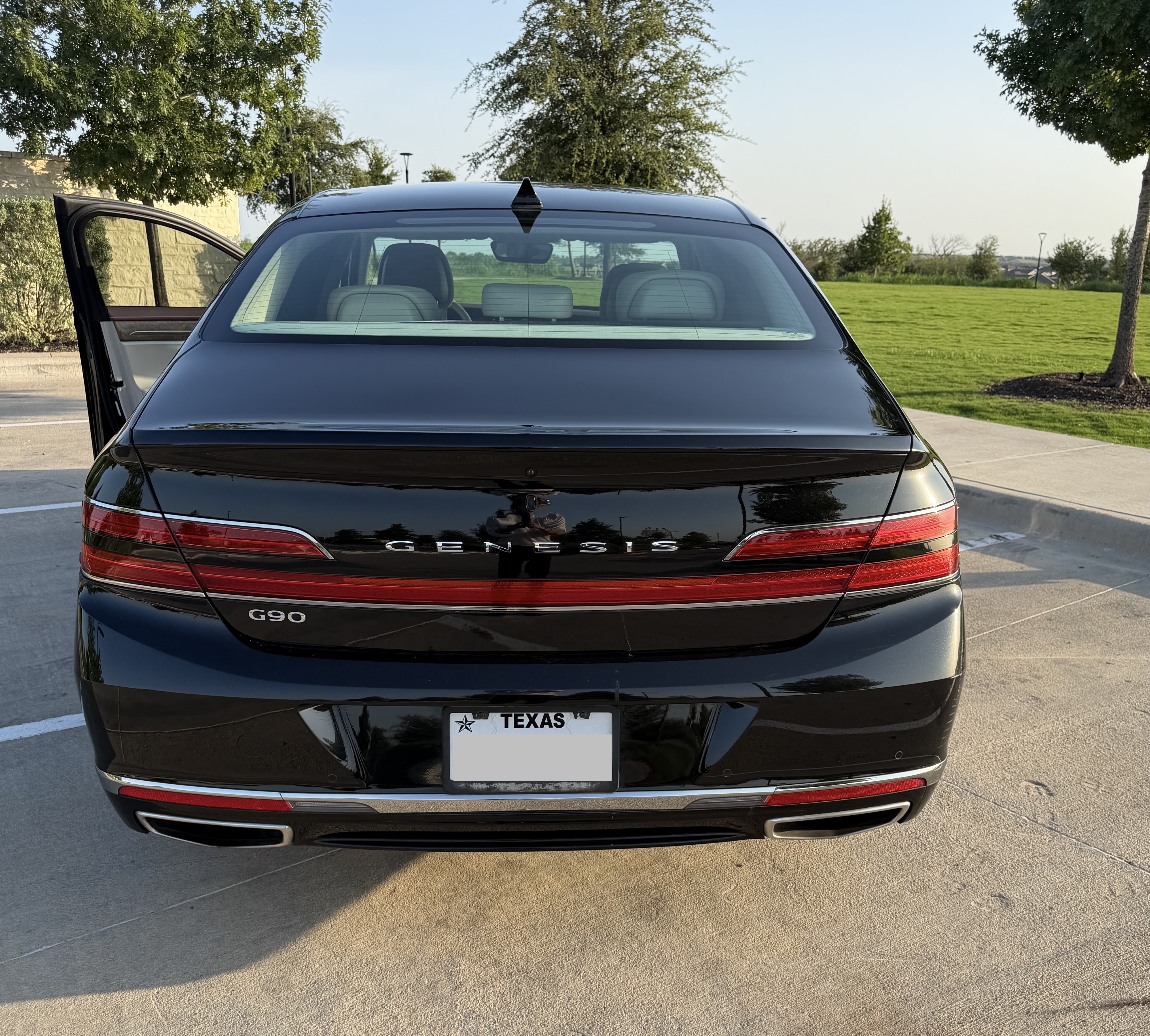 Used 2022 Genesis G90 3.3T Premium RWD image 5