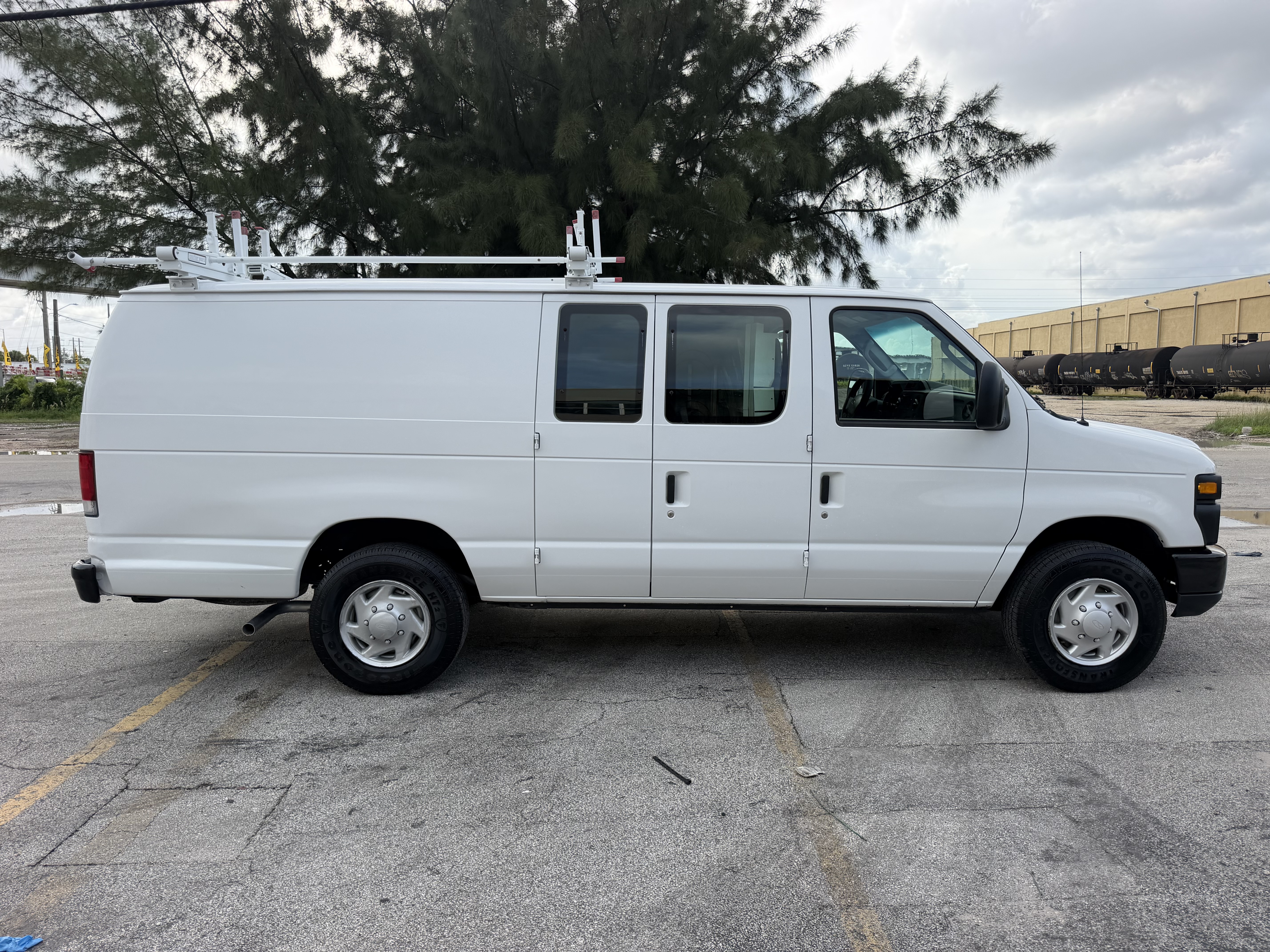Used 2013 Ford E-250 and Econoline 250 Extended RWD image 2