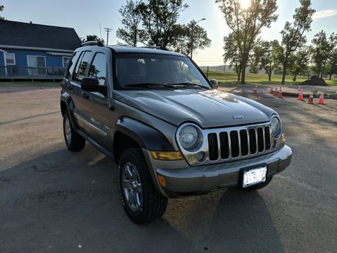 Used 2005 Jeep Liberty Limited w/ Trailer Tow Group AWD/4WD image 6
