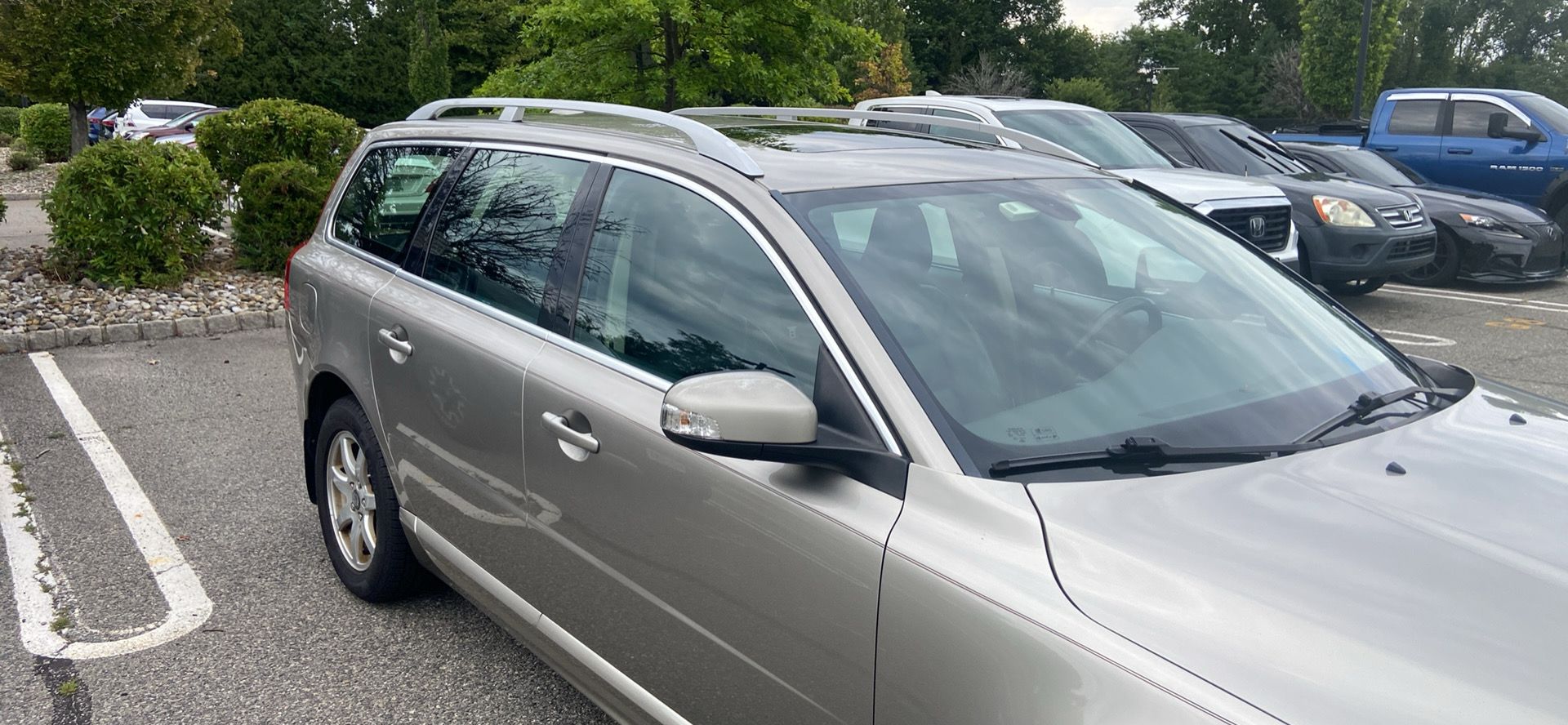 Used 2009 Volvo V70 FWD image 2