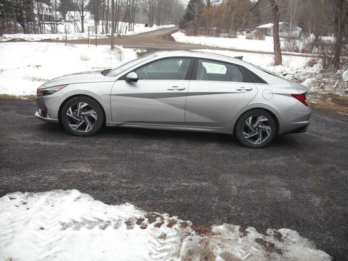 Used 2021 Hyundai Elantra Limited w/ Cargo Package image 2
