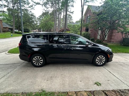 Used 2022 Chrysler Pacifica Touring-L FWD image 2