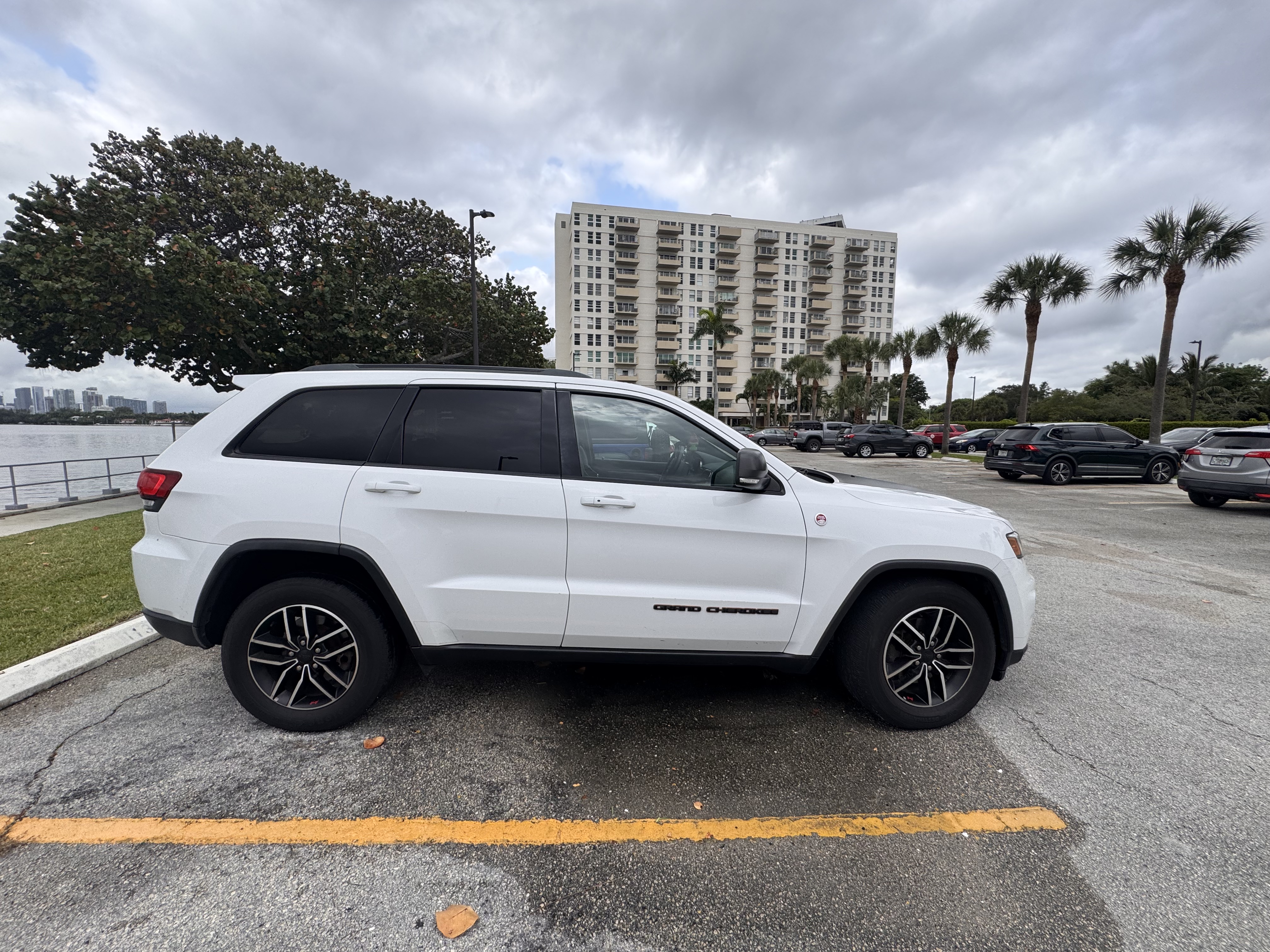 Used 2019 Jeep Grand Cherokee Trailhawk AWD/4WD image 8