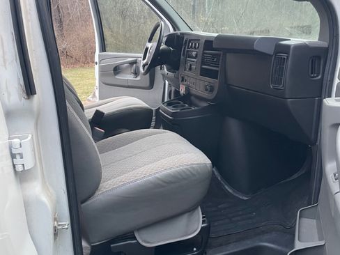 Used 2011 GMC Savana 2500 LT w/ LT Preferred Equipment Group image 15