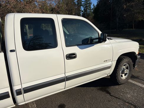 Used 2002 Chevrolet Silverado 1500 LS w/ Heavy Duty Suspension Pkg image 2