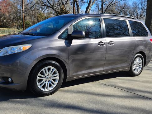 Used 2012 Toyota Sienna XLE image 2