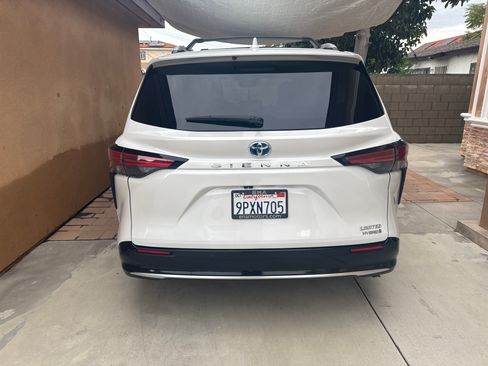 Used 2024 Toyota Sienna Limited image 5