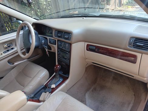 Used 2000 Volvo V70 SE image 9