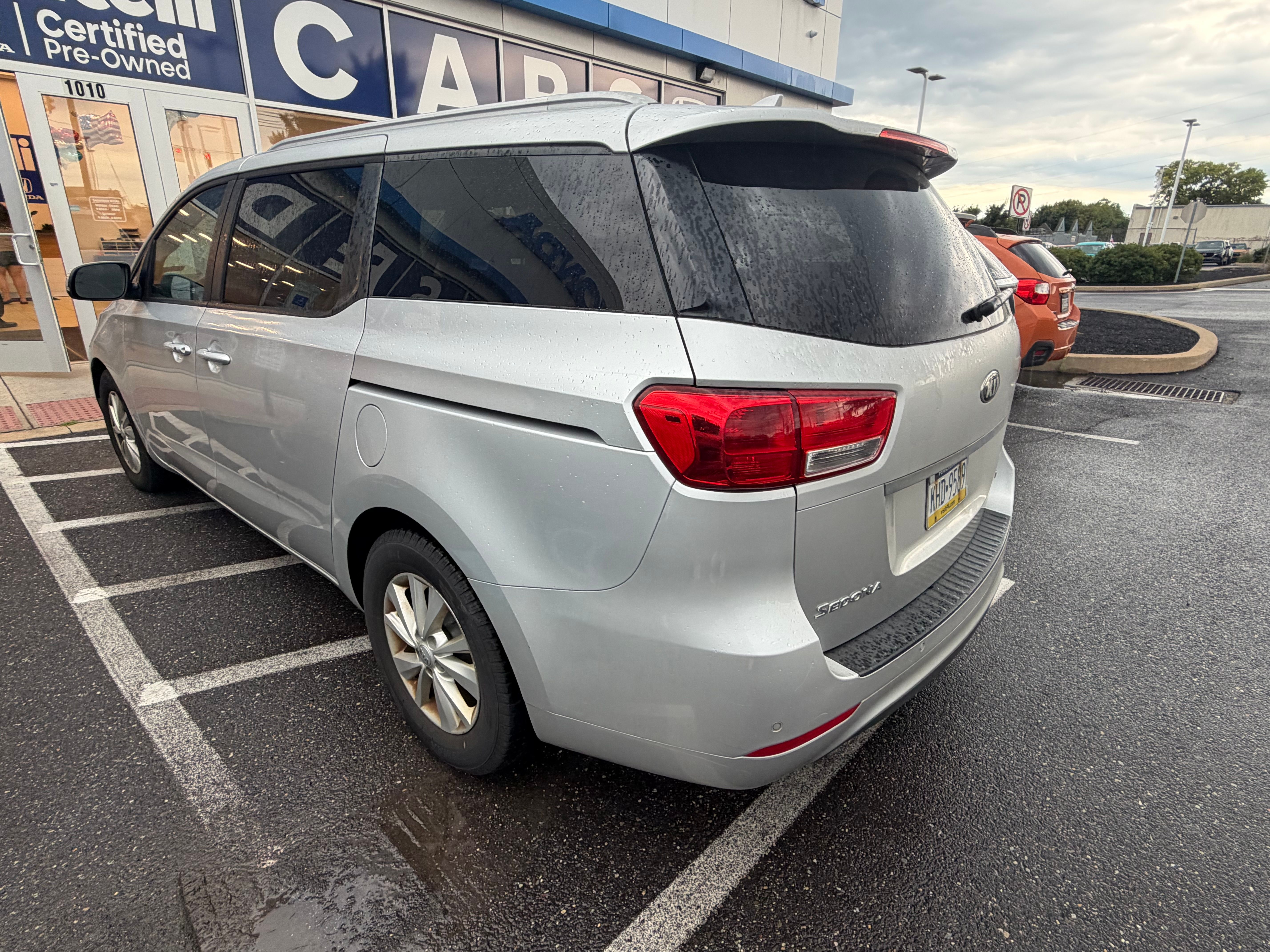 Used 2017 Kia Sedona LX w/ LX Essentials Premium Package FWD image 1