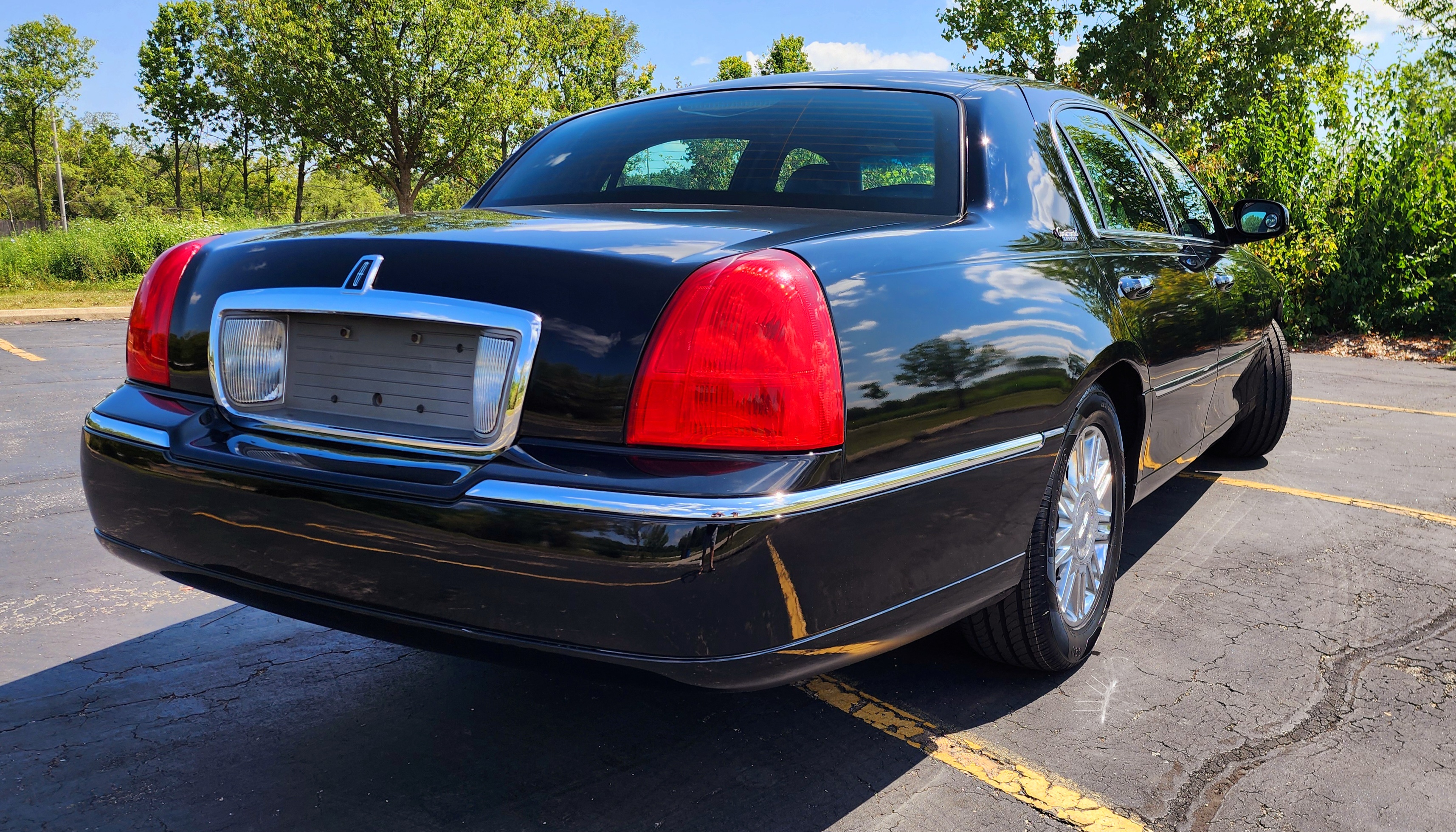 Used 2010 Lincoln Town Car Signature Limited RWD image 26