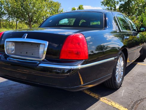 Used 2010 Lincoln Town Car Signature Limited image 26
