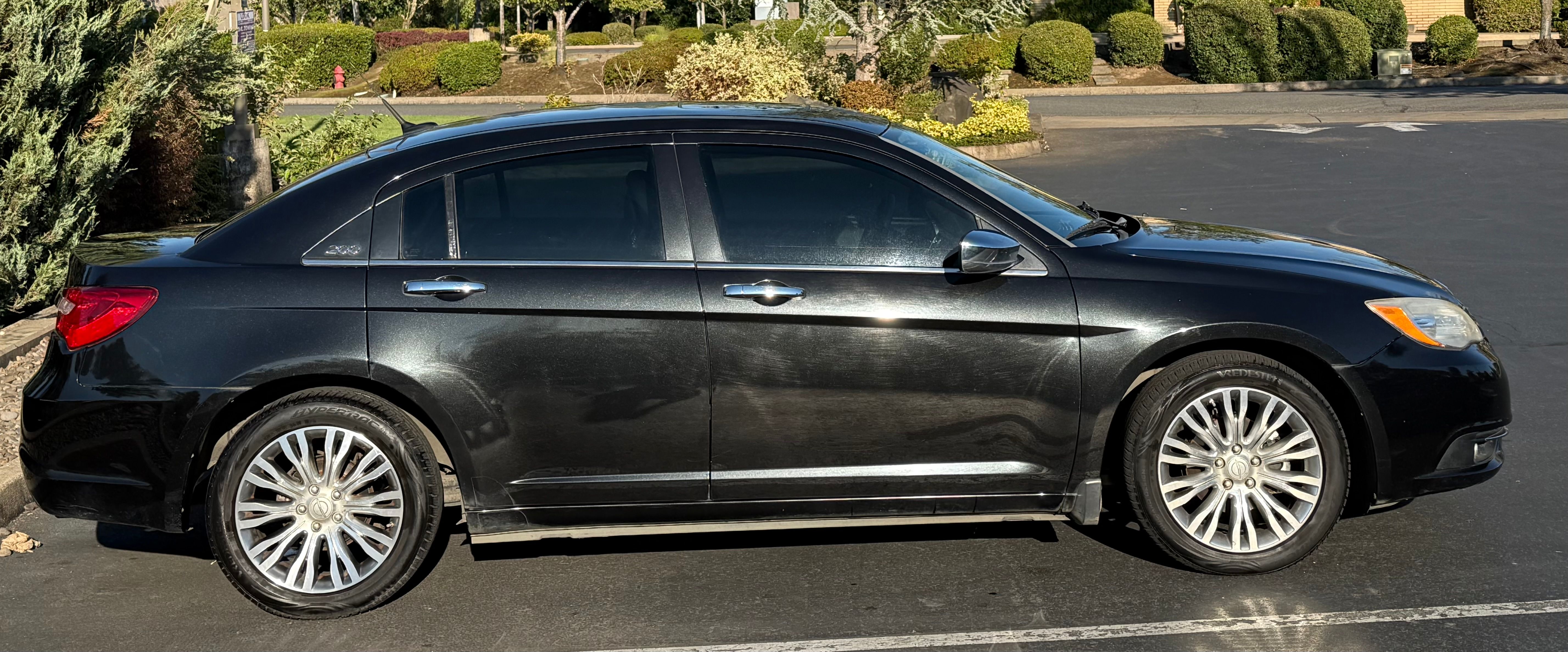 Used 2011 Chrysler 200 Limited FWD image 4