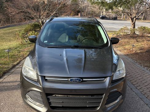 Used 2016 Ford Escape SE w/ Equipment Group 201A image 2