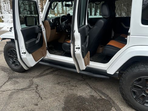 Used 2012 Jeep Wrangler Unlimited Rubicon w/ Connectivity Group image 6