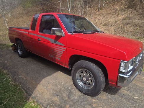 Used 1995 Nissan Pickup XE image 5