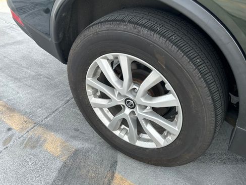 Used 2018 Nissan Rogue SV image 18