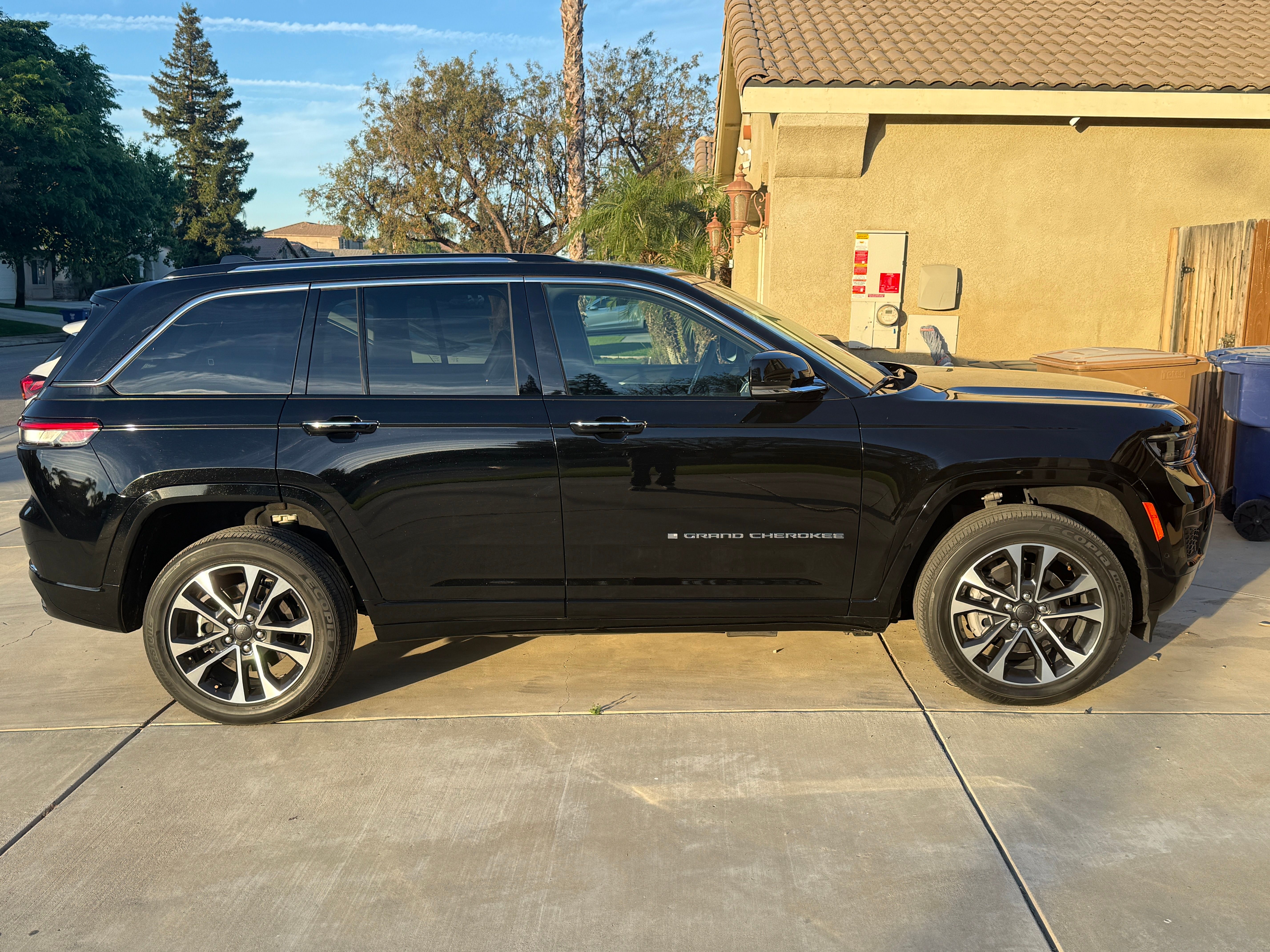 Used 2022 Jeep Grand Cherokee Overland AWD/4WD image 2