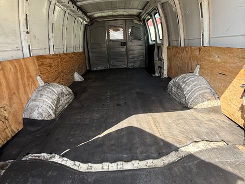 Used 2010 GMC Savana 3500 Extended image 5