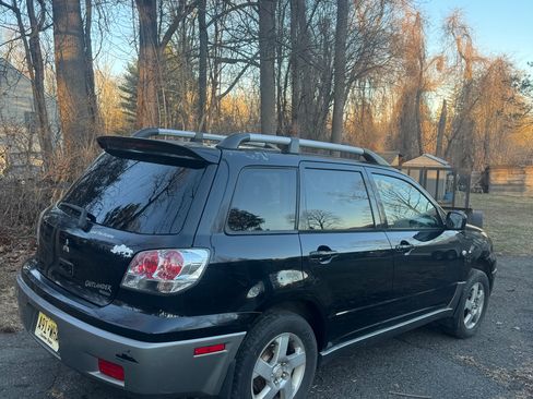 Used 2004 Mitsubishi Outlander XLS image 2