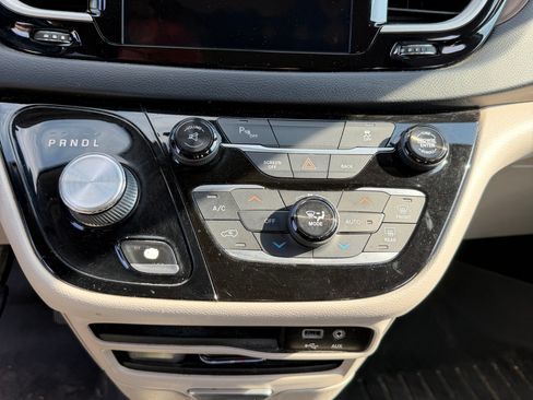 Used 2017 Chrysler Pacifica Touring-L FWD image 13