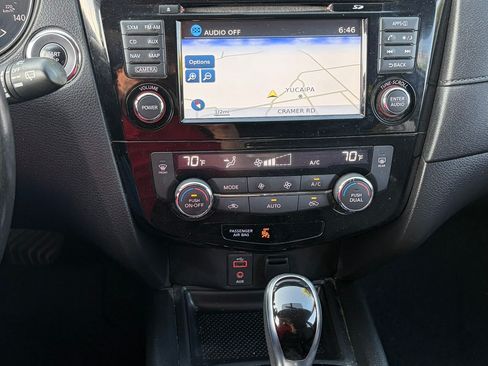 Used 2017 Nissan Rogue SV w/ SV Premium Package AWD/4WD image 21