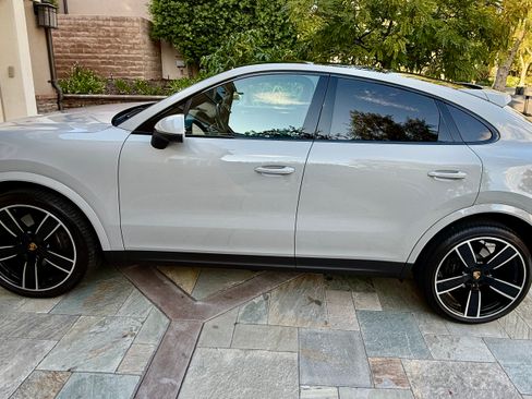 Used 2022 Porsche Cayenne Coupe image 1