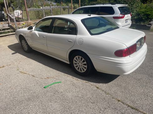 Used 2005 Buick Le Sabre Custom w/ Leather and Comfort Group image 4