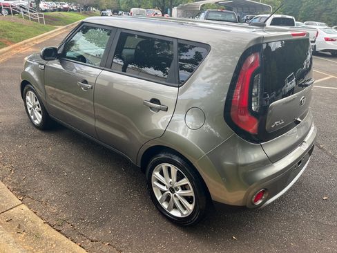 Used 2019 Kia Soul + image 2