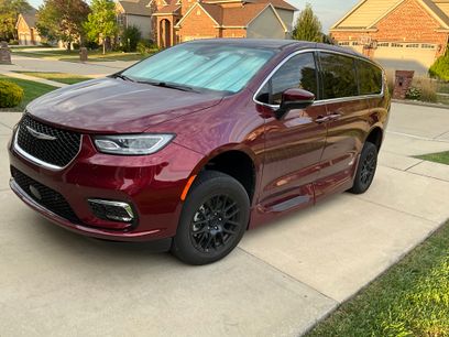 Used 2023 Chrysler Pacifica Touring-L