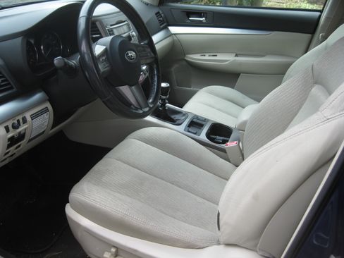 Used 2010 Subaru Outback 2.5i Premium image 10