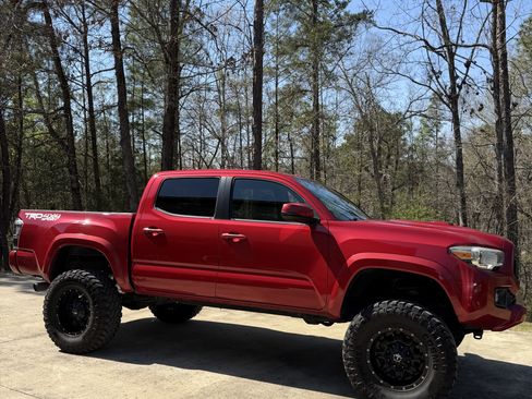 Used 2017 Toyota Tacoma TRD Sport w/ Tow Package (A/T) image 5