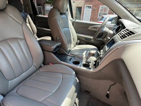 Used 2011 Chevrolet Traverse LS AWD/4WD image 5