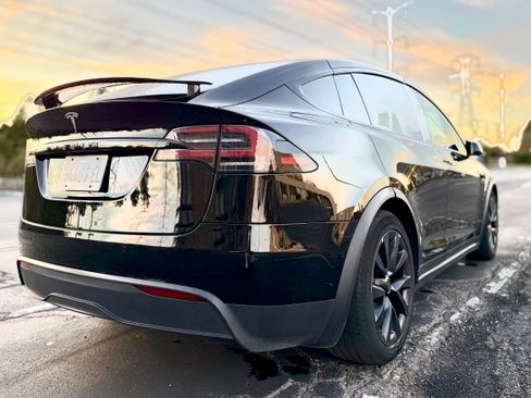 Used 2023 Tesla Model X image 9