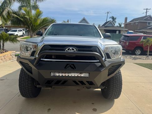 Used 2013 Toyota Tacoma 4x4 Access Cab V6 w/ TRD Off-Road Pkg image 4