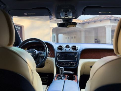 Used 2019 Bentley Bentayga AWD/4WD image 16