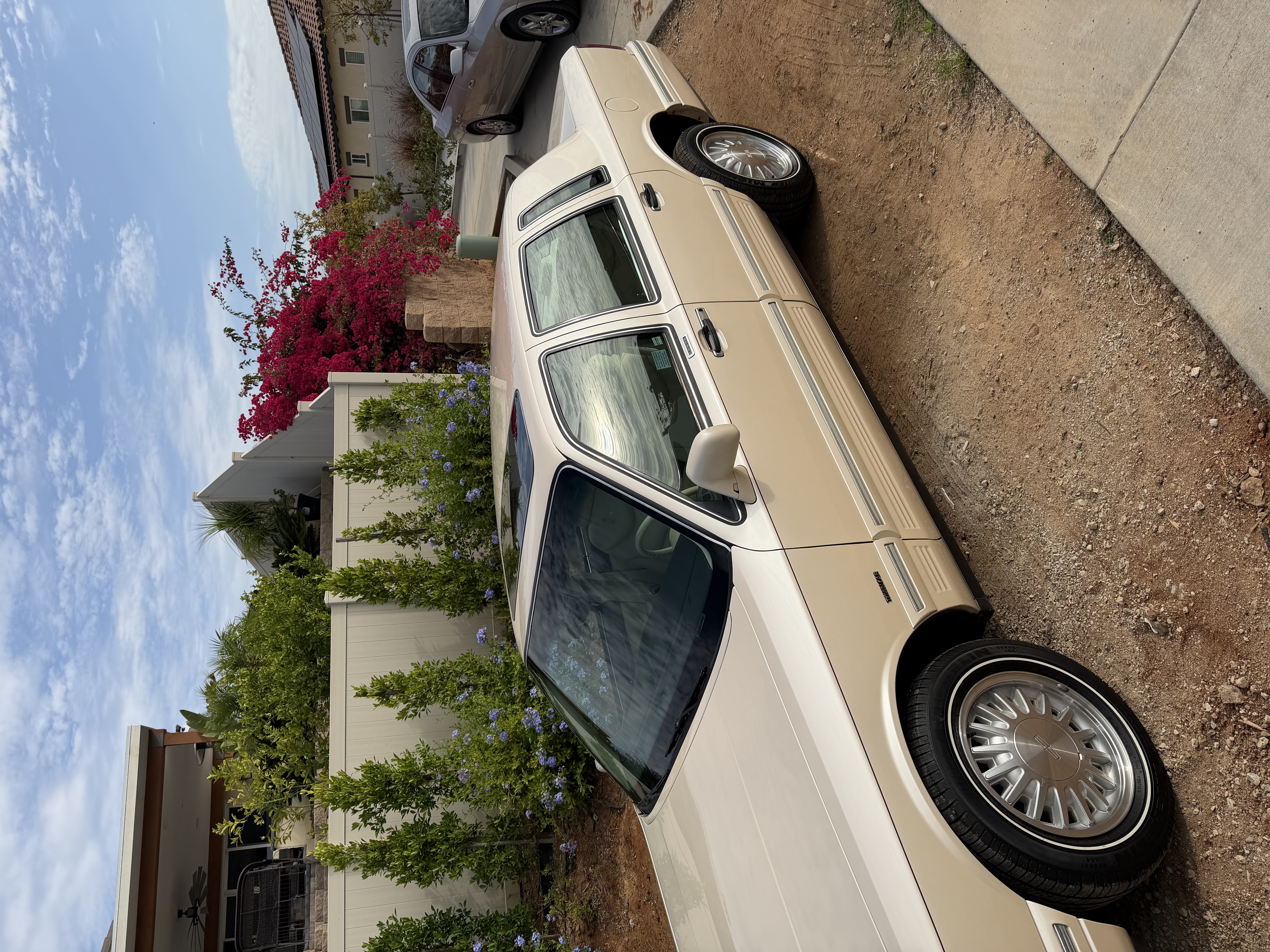 Used 1995 Lincoln Town Car Cartier RWD image 2