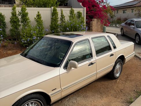 Used 1995 Lincoln Town Car Cartier RWD image 2