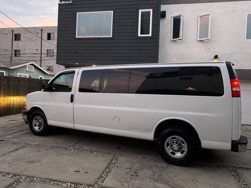 Used 2017 Chevrolet Express 3500 LT w/ LT Preferred Equipment Group image 5