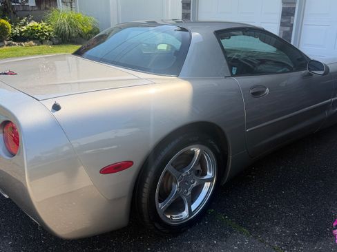 Used 2000 Chevrolet Corvette Coupe RWD image 6